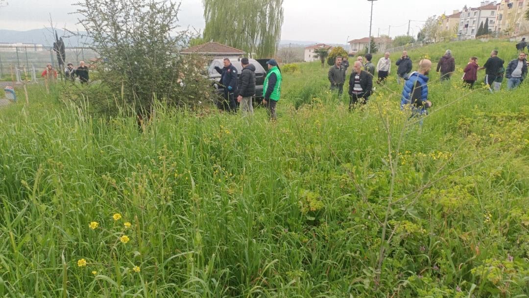 Kontrolden &ccedil;ıkan otomobil, kaldırımda y&uuml;r&uuml;yen 17 yaşındaki genci hayattan kopardı
