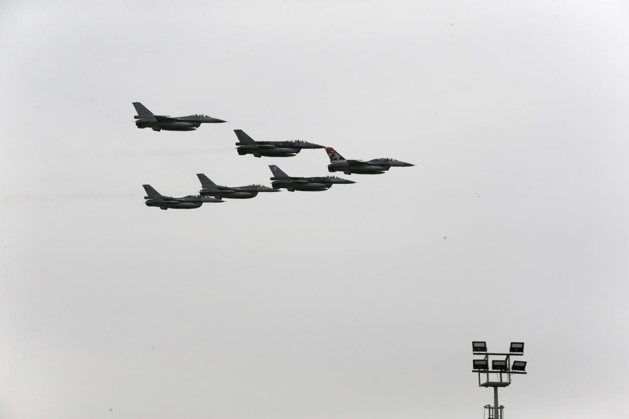 Konya’da SOLOTÜRK ve Türk Yıldızları’ndan öğrencilere 23 Nisan gösterisi