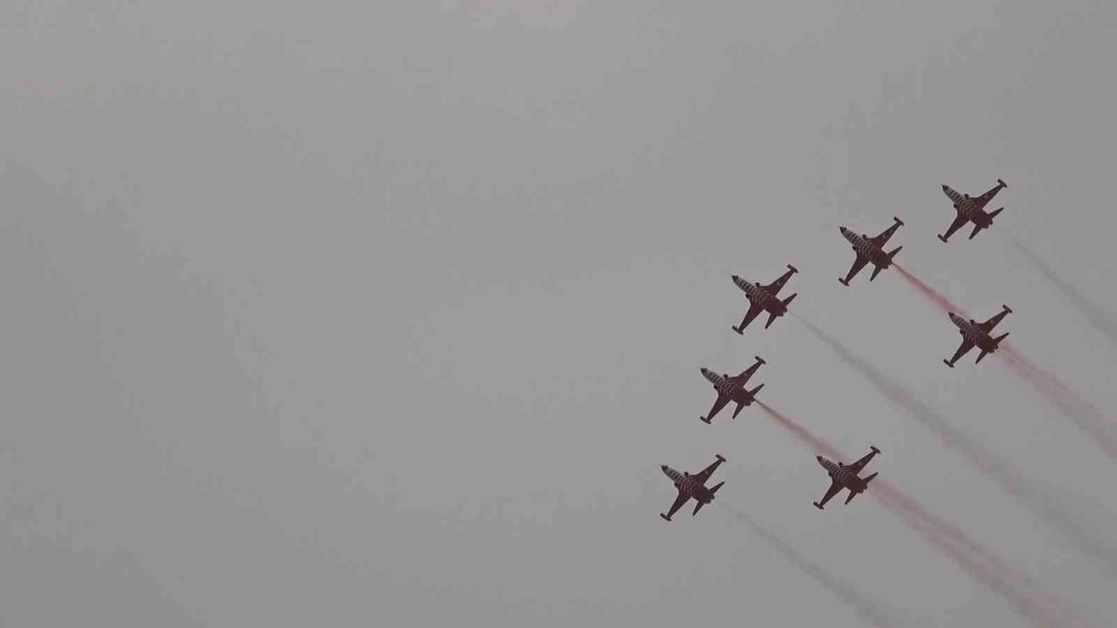 Konya&rsquo;da SOLOT&Uuml;RK ve T&uuml;rk Yıldızları&rsquo;ndan &ouml;ğrencilere 23 Nisan g&ouml;sterisi
