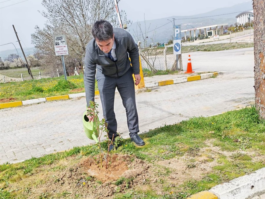 Emet MYO kamp&uuml;s&uuml;ne g&uuml;l fidanı dikimi
