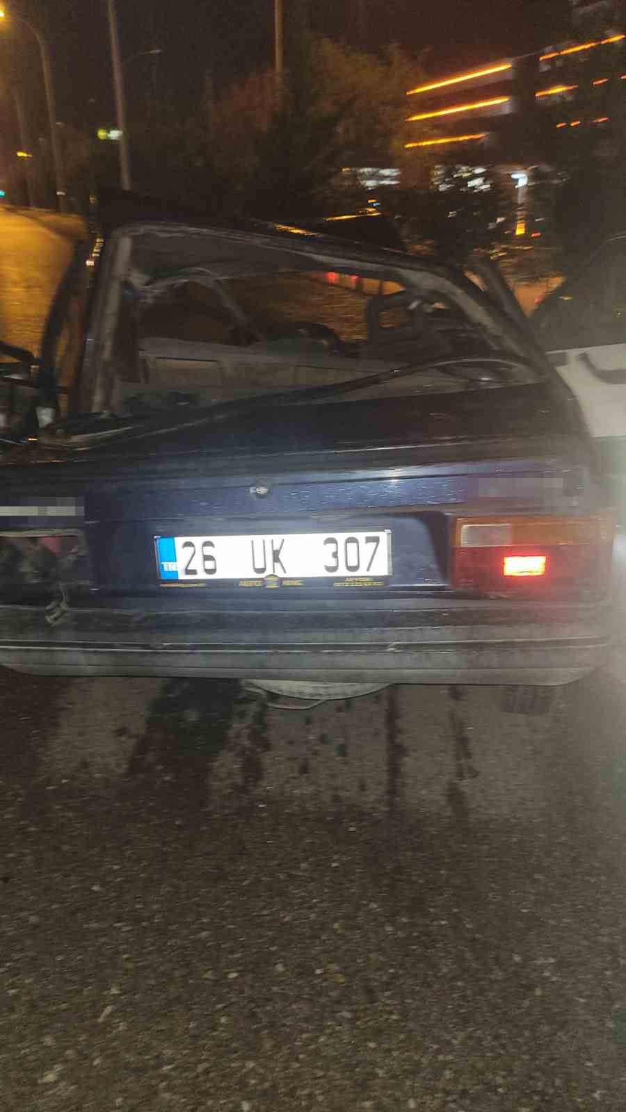 K&ouml;pr&uuml; bariyerlerine &ccedil;arparak par&ccedil;alanan otomobilin s&uuml;r&uuml;c&uuml;s&uuml; hayatını kaybetti
