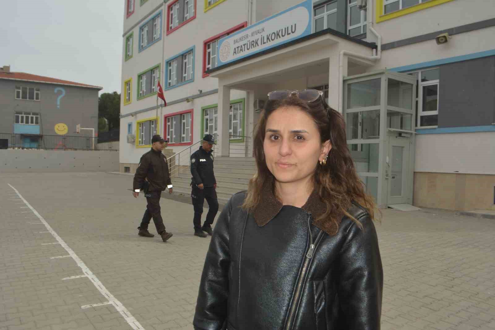 Ayvalık polisi okullardaki g&uuml;venlik &ouml;nlemlerini arttırdı
