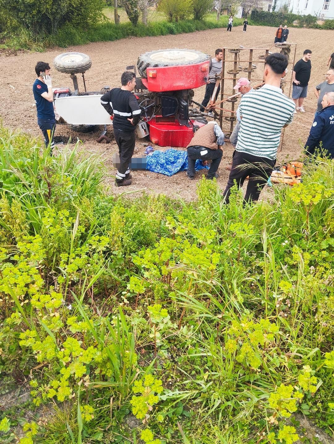 Tarlada &ccedil;alışırken devrilen trakt&ouml;r&uuml;n altında kalan adam hayatını kaybetti
