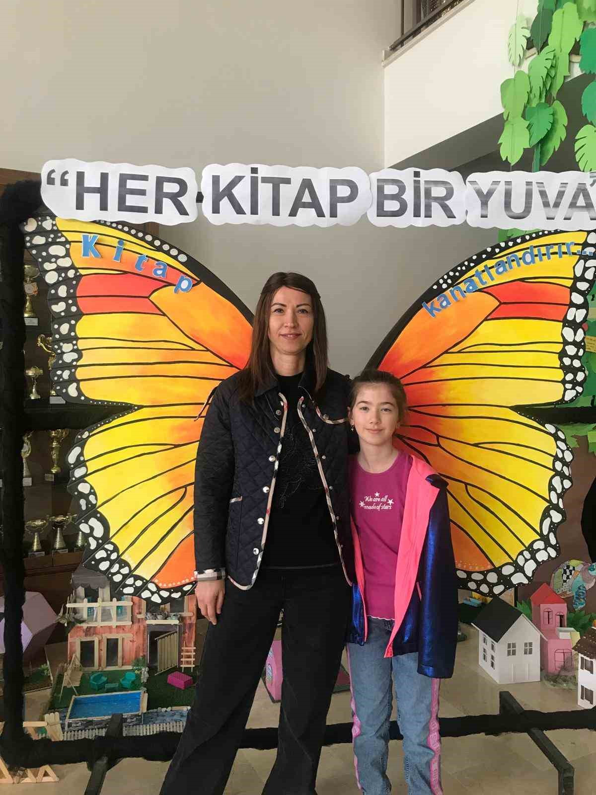 Bu okulda veliler &ccedil;ocuklarıyla sınava girdi...
