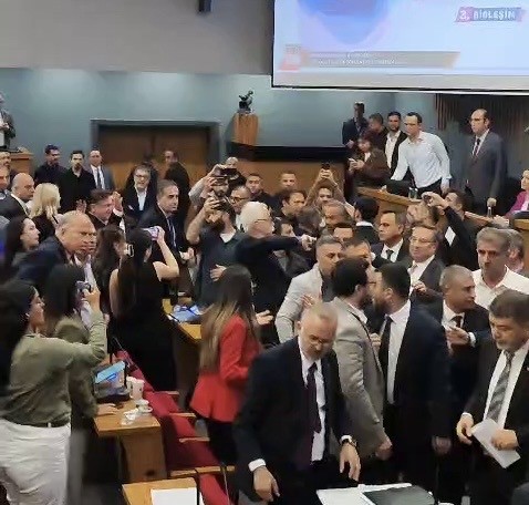 İzmir B&uuml;y&uuml;kşehir Belediyesi Meclis Toplantısında arbede
