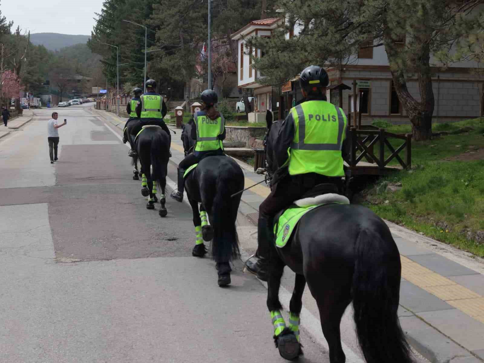 Atlı Polis ekiplerine Kızılcahamam’da yoğun ilgi