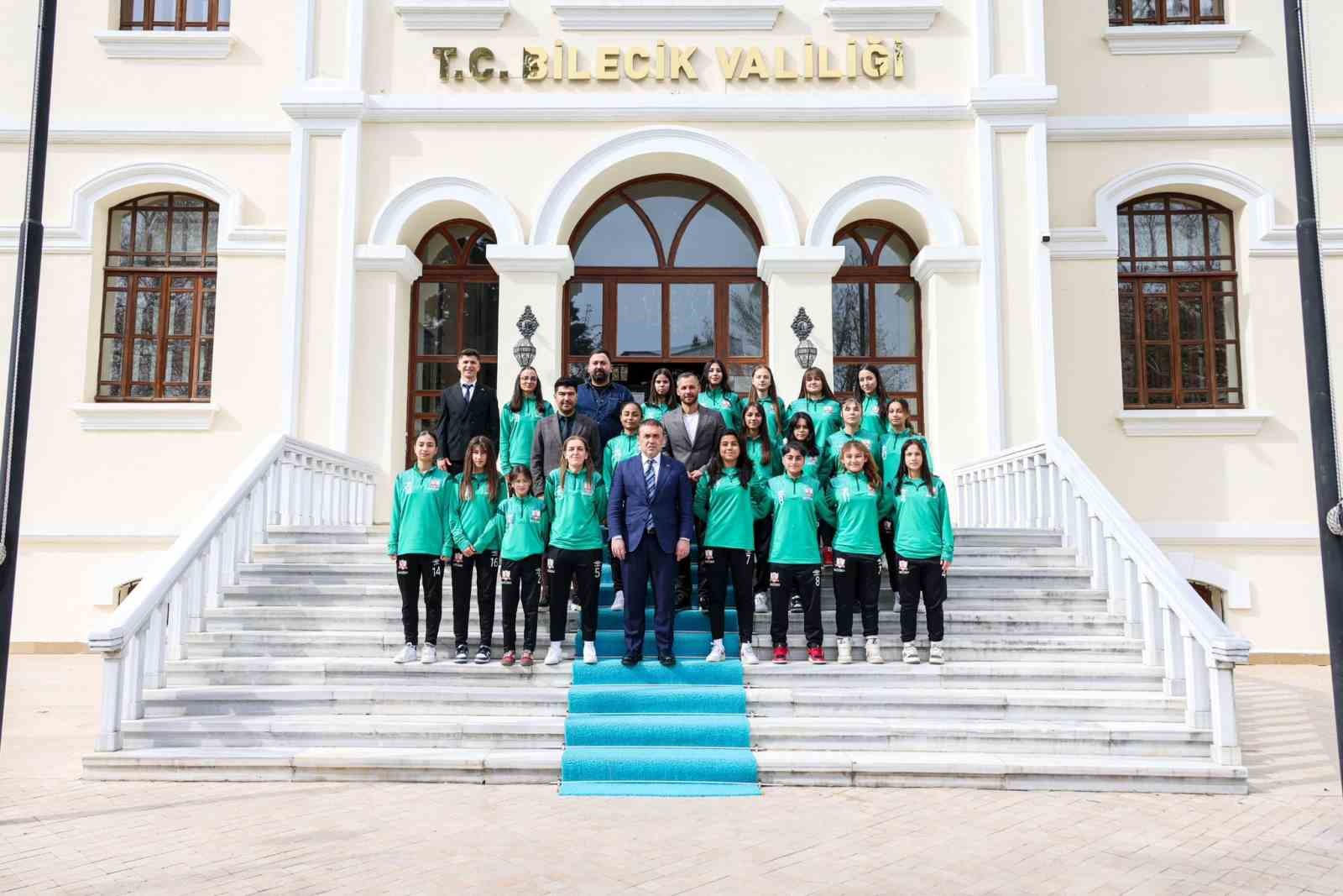 Bilecik Kolej Spor Kul&uuml;b&uuml;&rsquo;nden Vali Faik Oktay S&ouml;zer&rsquo;e ziyaret
