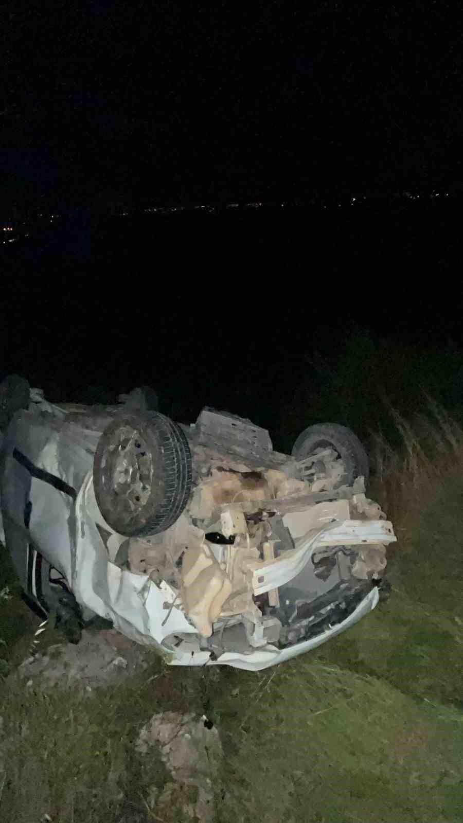 Hafif ticari ara&ccedil;, antik kent girişinde şarampole yuvarlandı: 2 yaralı
