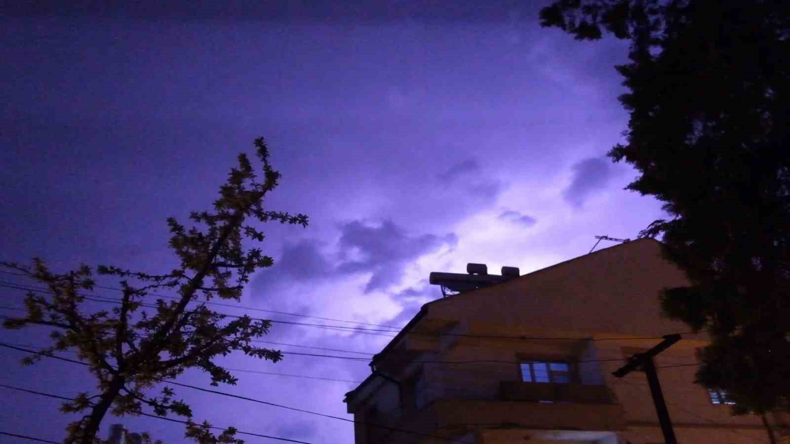 Karaman&rsquo;da şimşekler geceyi aydınlattı
