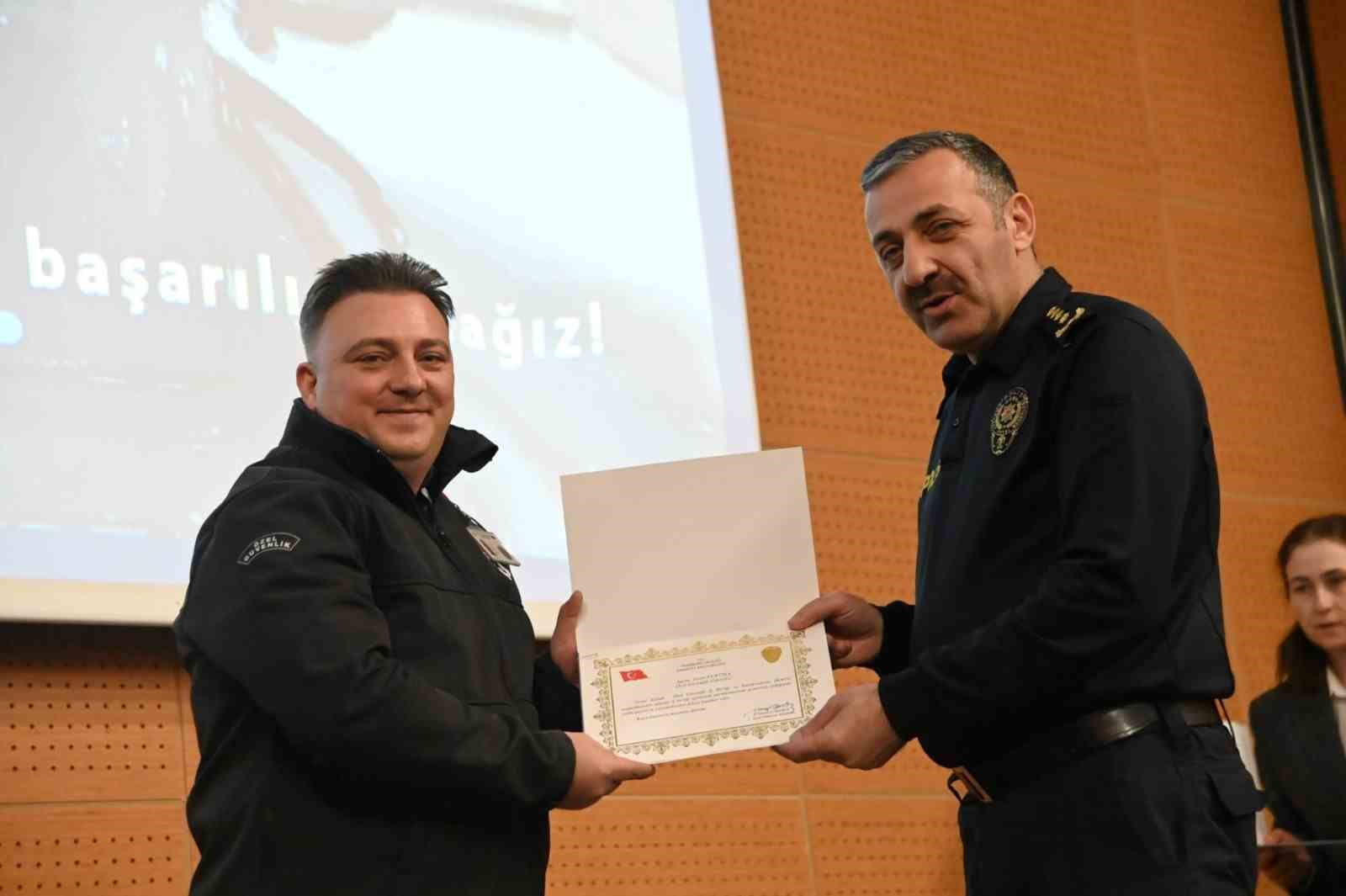 Otogarda uyuşturucu sevkiyatını engelleyen g&uuml;venlik personeline plaket
