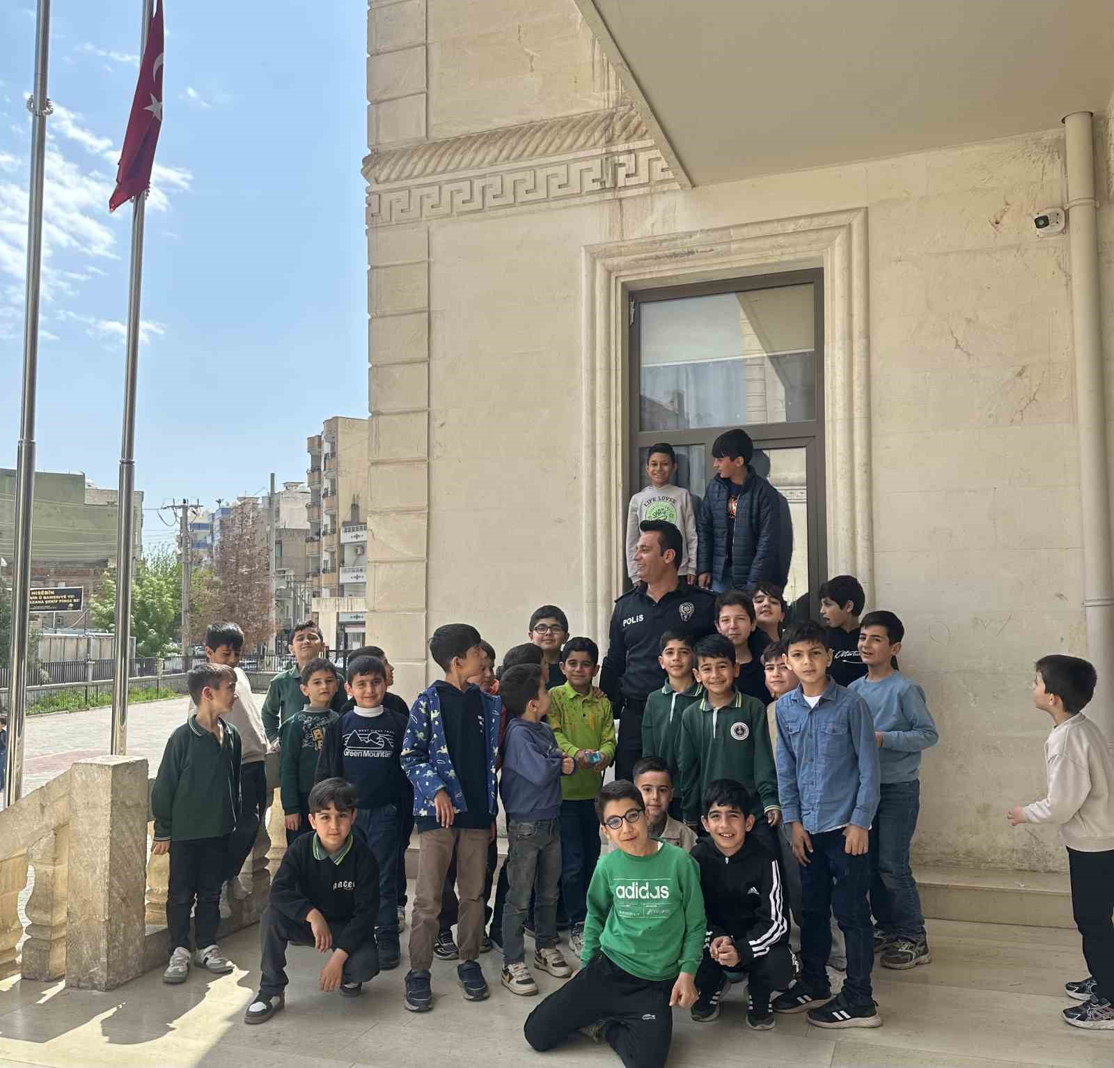 Nusaybin&rsquo;de polis ile &ouml;ğrenciler arasında y&uuml;rek ısıtan g&ouml;r&uuml;nt&uuml;
