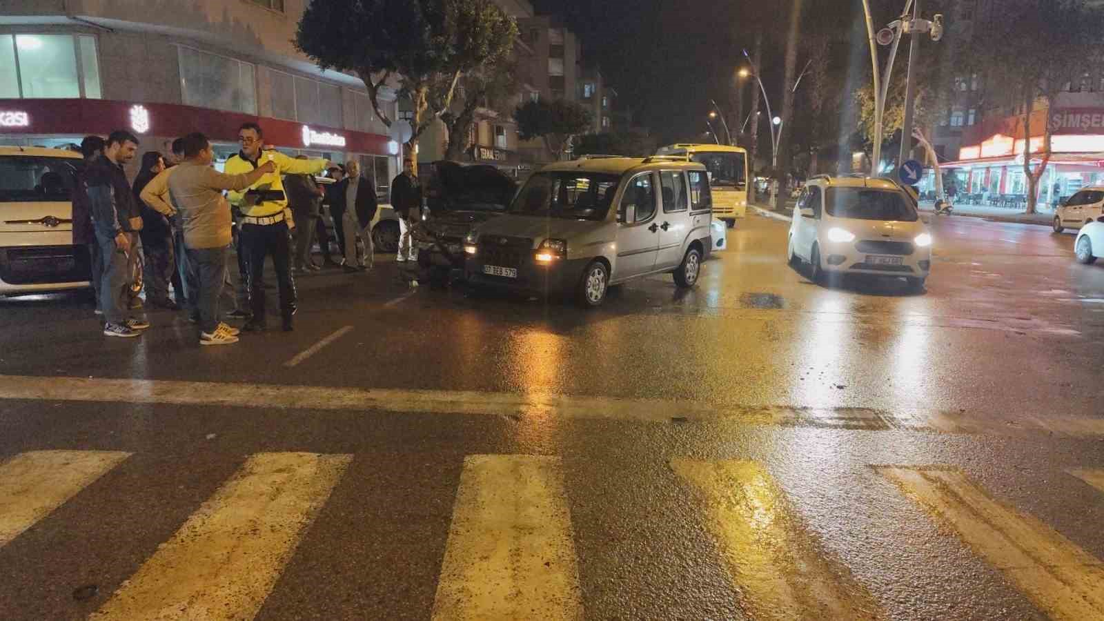 Ters y&ouml;nden gelen aracın neden olduğu zincirleme kaza kamerada
