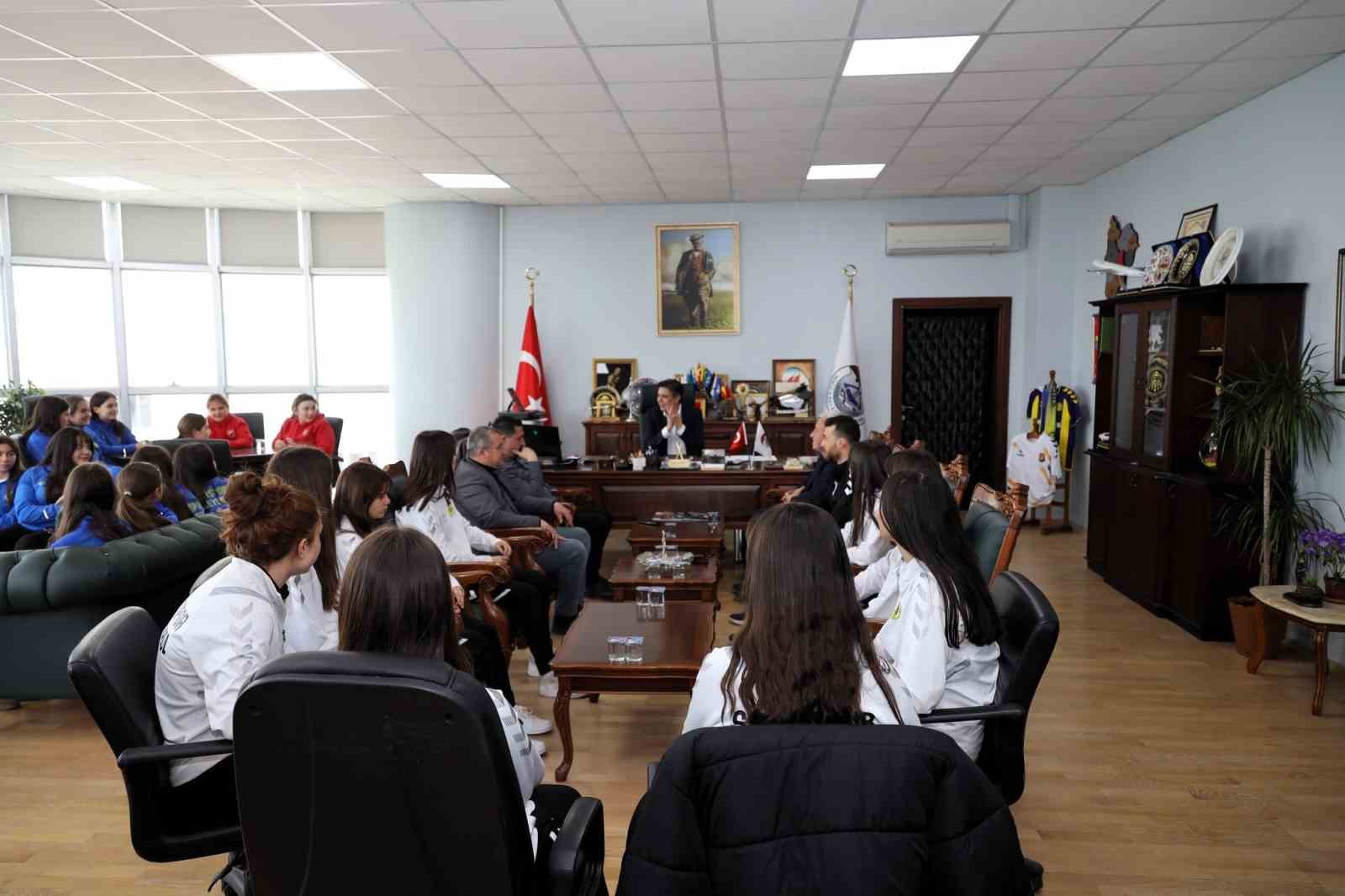 S&ouml;ğ&uuml;t Spor Voleybol Takımı&rsquo;nı makamında kabul etti
