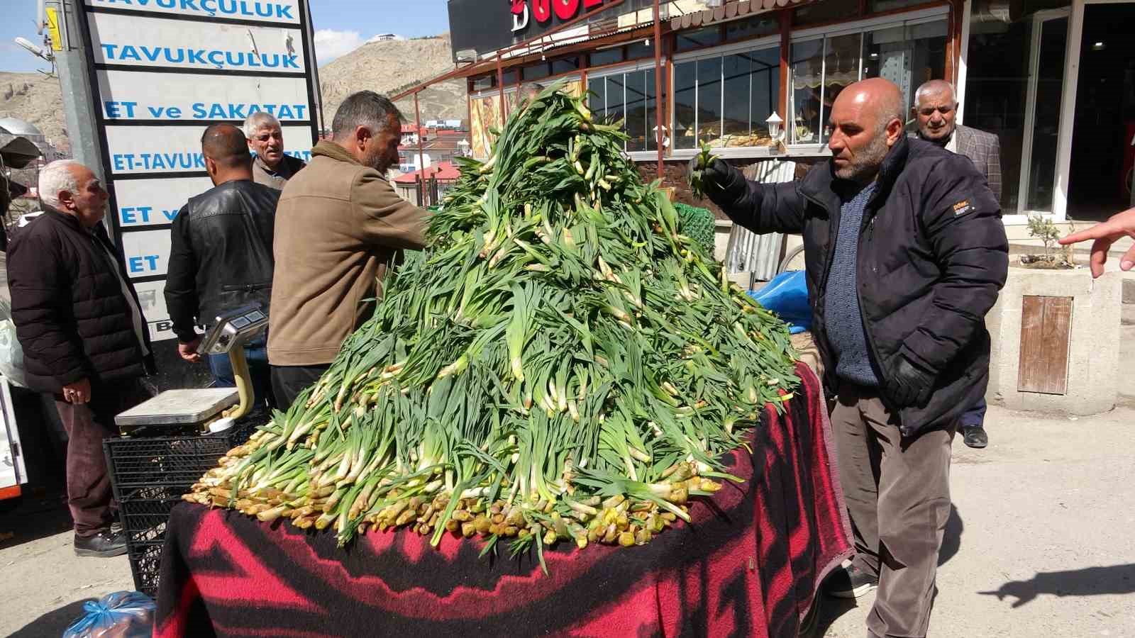 Van&rsquo;da şifa kaynağı &lsquo;&ccedil;iriş otu&rsquo; tezgahlardaki yerini aldı
