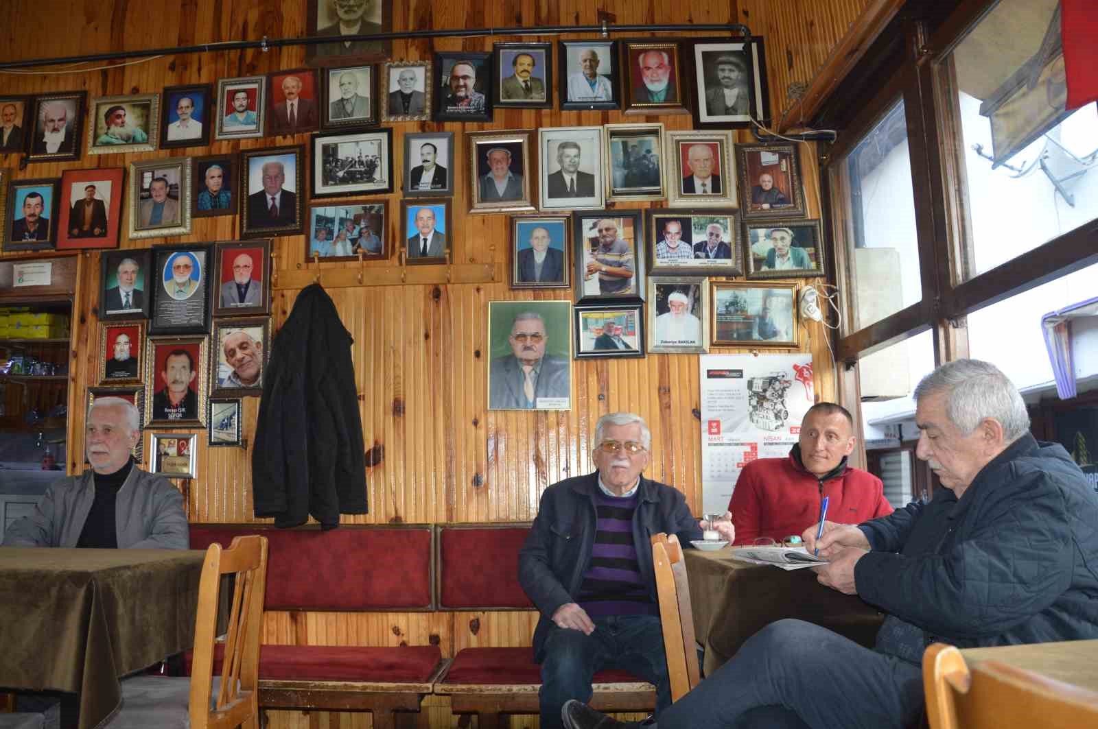 &Ouml;len m&uuml;şterilerinin hatıralarını kıraathanenin duvarında yaşatıyor
