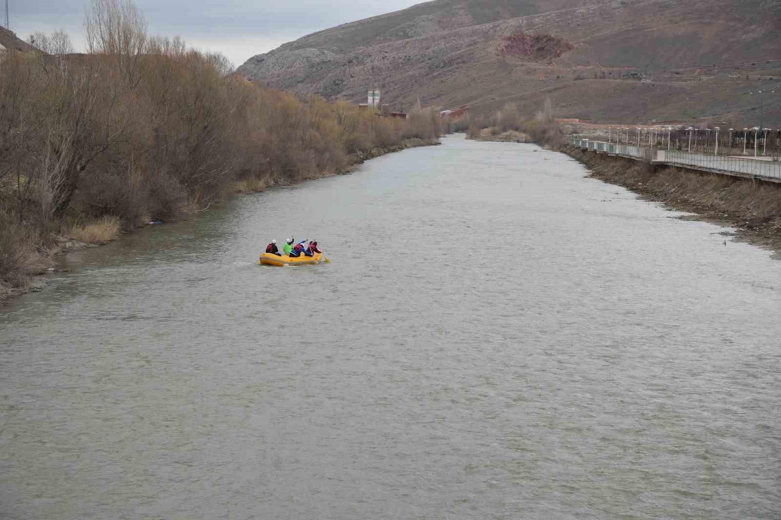 Bayburt &Uuml;niversiteler Arası Rafting Şampiyonası nehir inişi yarışıyla tamamlandı
