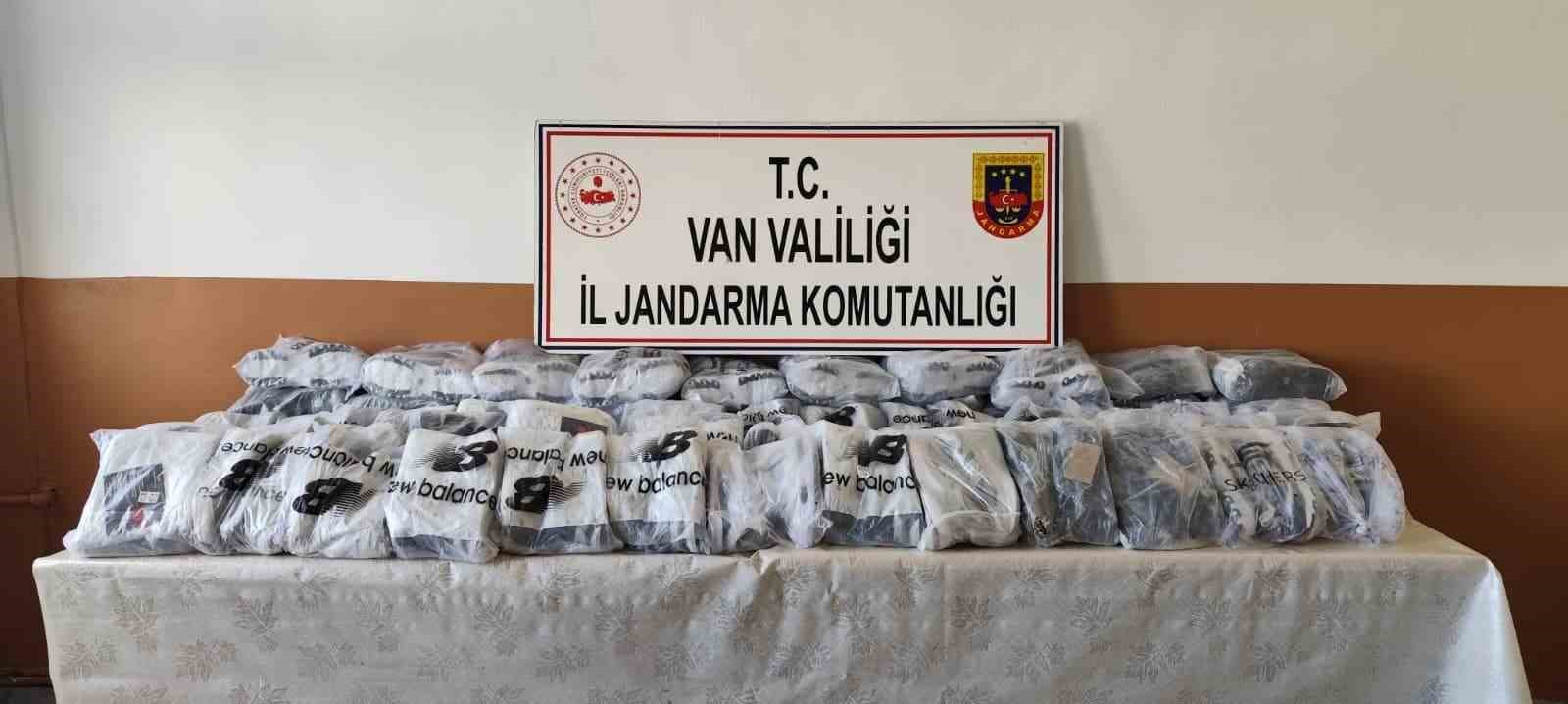 Van&rsquo;da 4 milyon 100 bin lira değerinde g&uuml;mr&uuml;k ka&ccedil;ağı malzeme ele ge&ccedil;irildi
