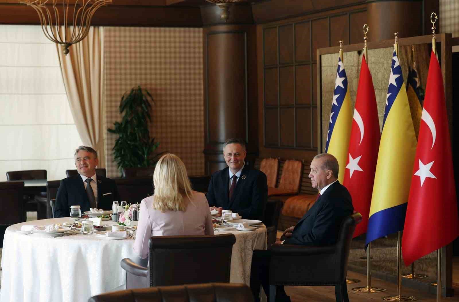 Cumhurbaşkanı Erdoğan Bosna Hersek Devlet Başkanlığı Konseyi &uuml;yeleriyle bir araya geldi
