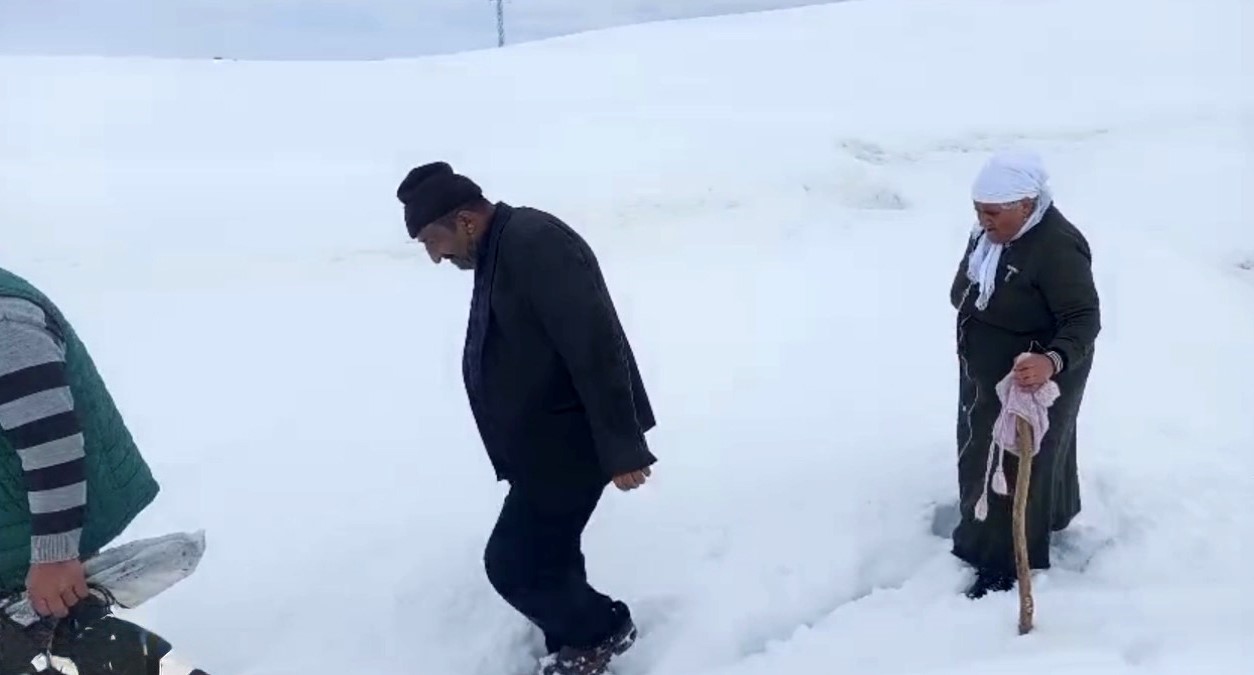 Ağrı&rsquo;da Nisan karı k&ouml;y yollarını kapattı
