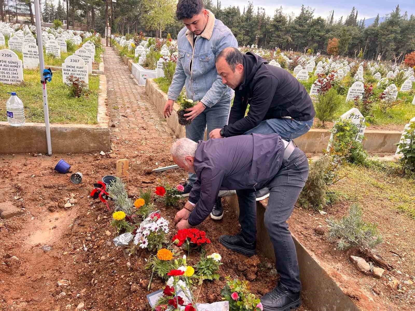 Saldırıda hayatını kaybeden Kerem&rsquo;in mezarına &ccedil;i&ccedil;ekler dikildi
