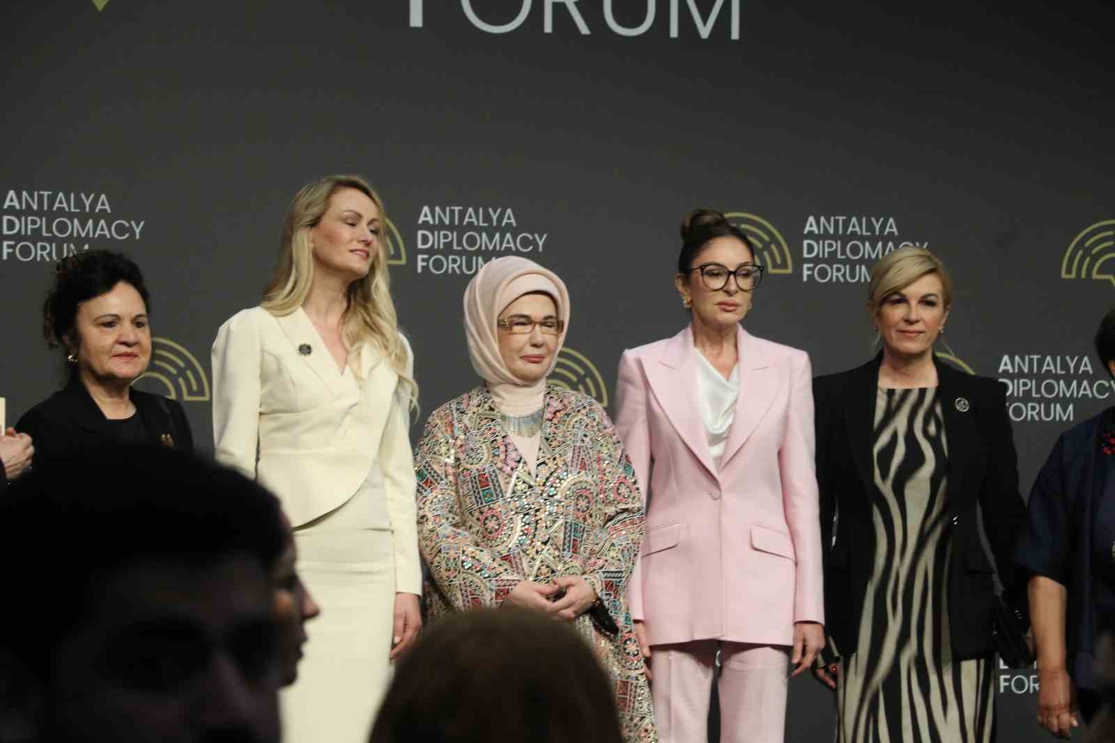 Emine Erdoğan: "&Ccedil;ocuklarımız i&ccedil;in şiddeti &ouml;zendiren ve sıradanlaştıran ne varsa, hangi mecrada ve ne kılıkta olursa olsun kararlılıkla m&uuml;cadele etmek zorundayız"
