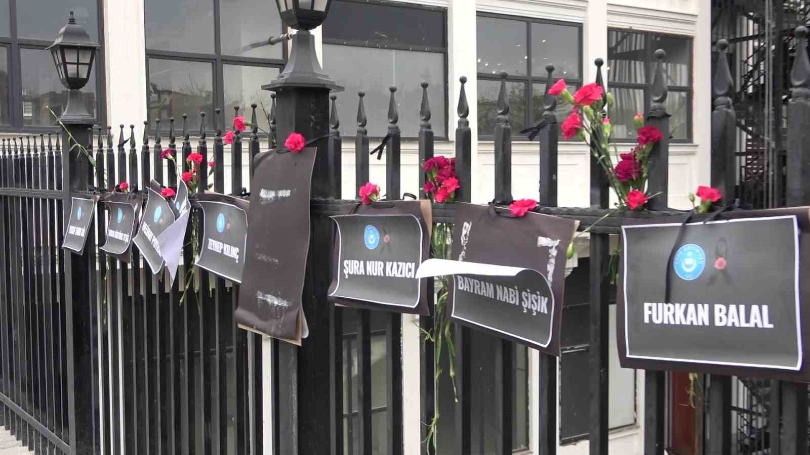 Bursa&rsquo;da Setbaşı K&ouml;pr&uuml;s&uuml; karanfillerle donatıldı
