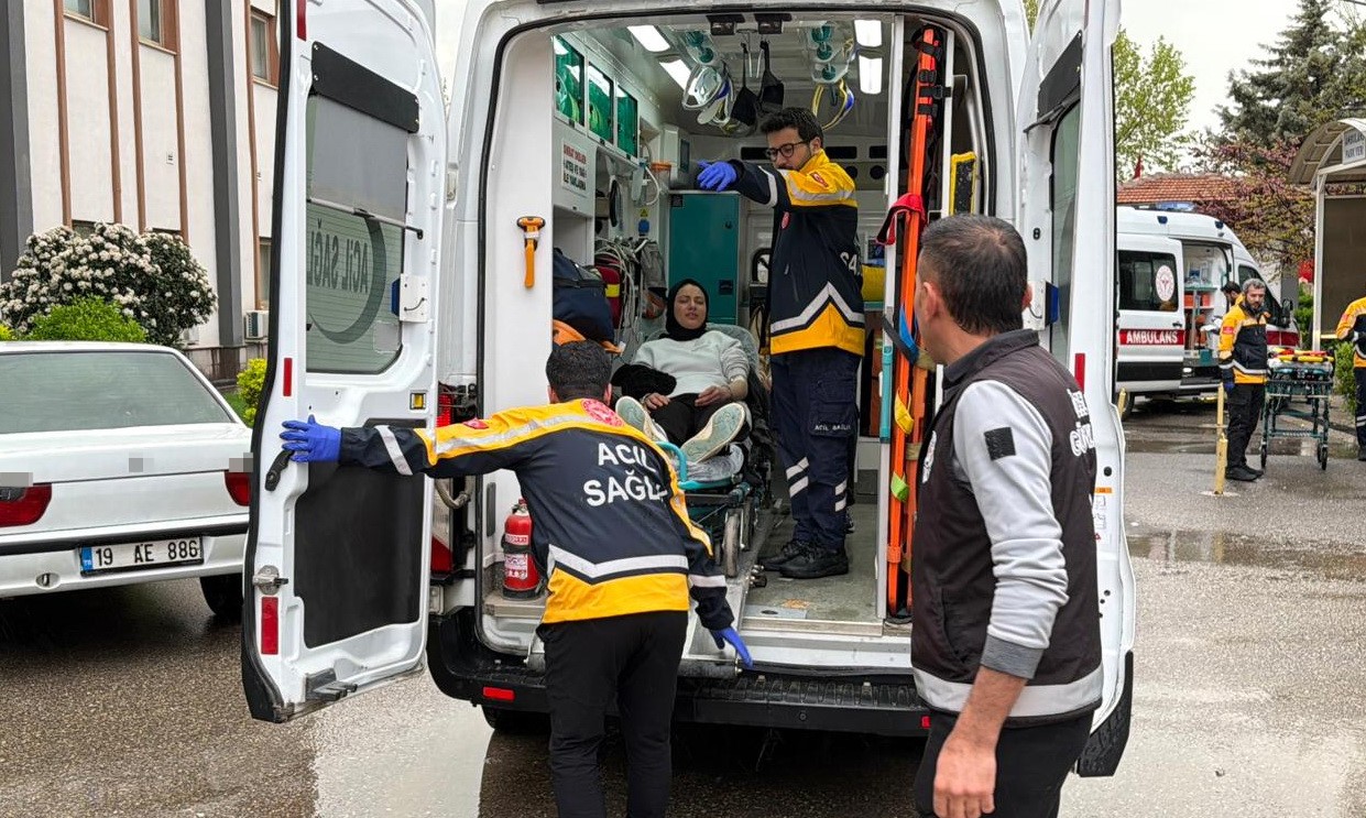 Kontrolden &ccedil;ıkan otomobil elektrik direğine &ccedil;arptı: 3 yaralı
