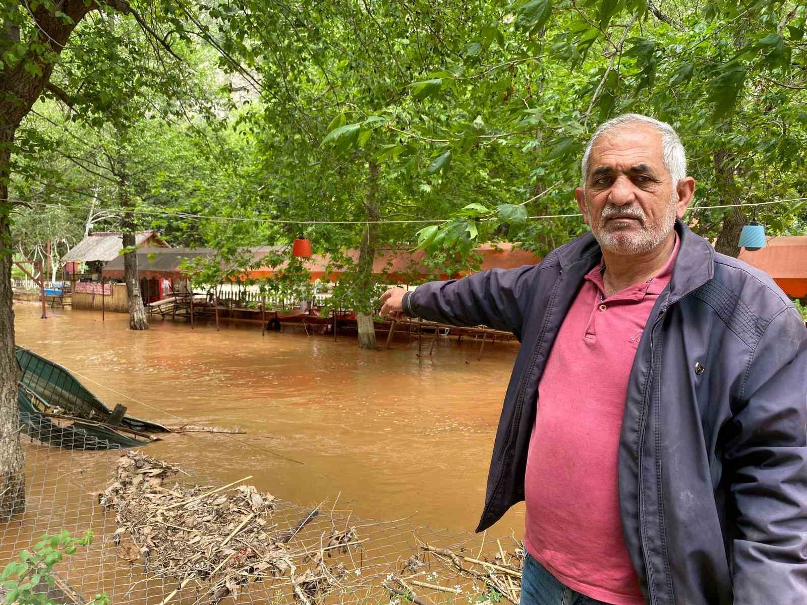 Yaylalardaki sel dereleri coşturdu, Akdeniz&rsquo;i kahverengiye b&uuml;r&uuml;d&uuml;
