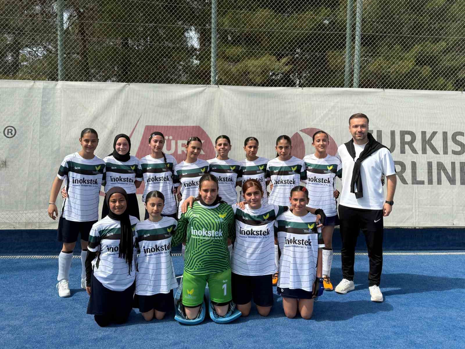 Manisa&rsquo;nın kızları turnuvadan şampiyon ayrıldı
