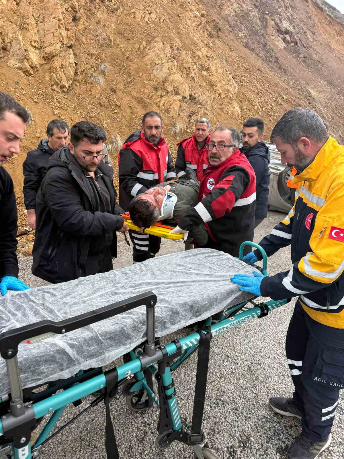 Sivas&rsquo;ta otomobil takla attı, 3 kişi yaralandı
