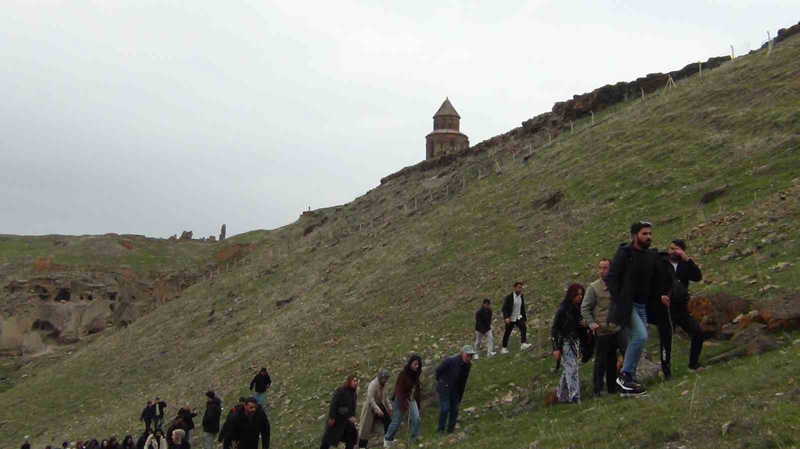 Turizm Haftası&rsquo;nda tarih ve doğa i&ccedil; i&ccedil;e: Ani&rsquo;de unutulmaz y&uuml;r&uuml;y&uuml;ş
