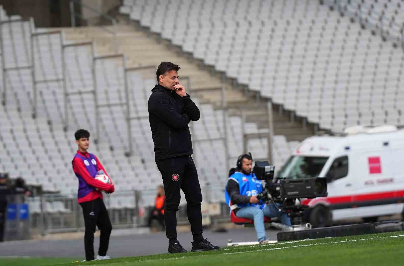Trendyol S&uuml;per Lig: Fatih Karag&uuml;mr&uuml;k: 1 - Ey&uuml;pspor: 2 (İlk yarı)
