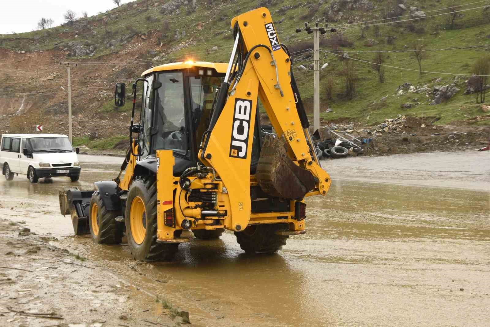 Bitlis&rsquo;te yağışlardan dolayı toprak kayması meydana geldi
