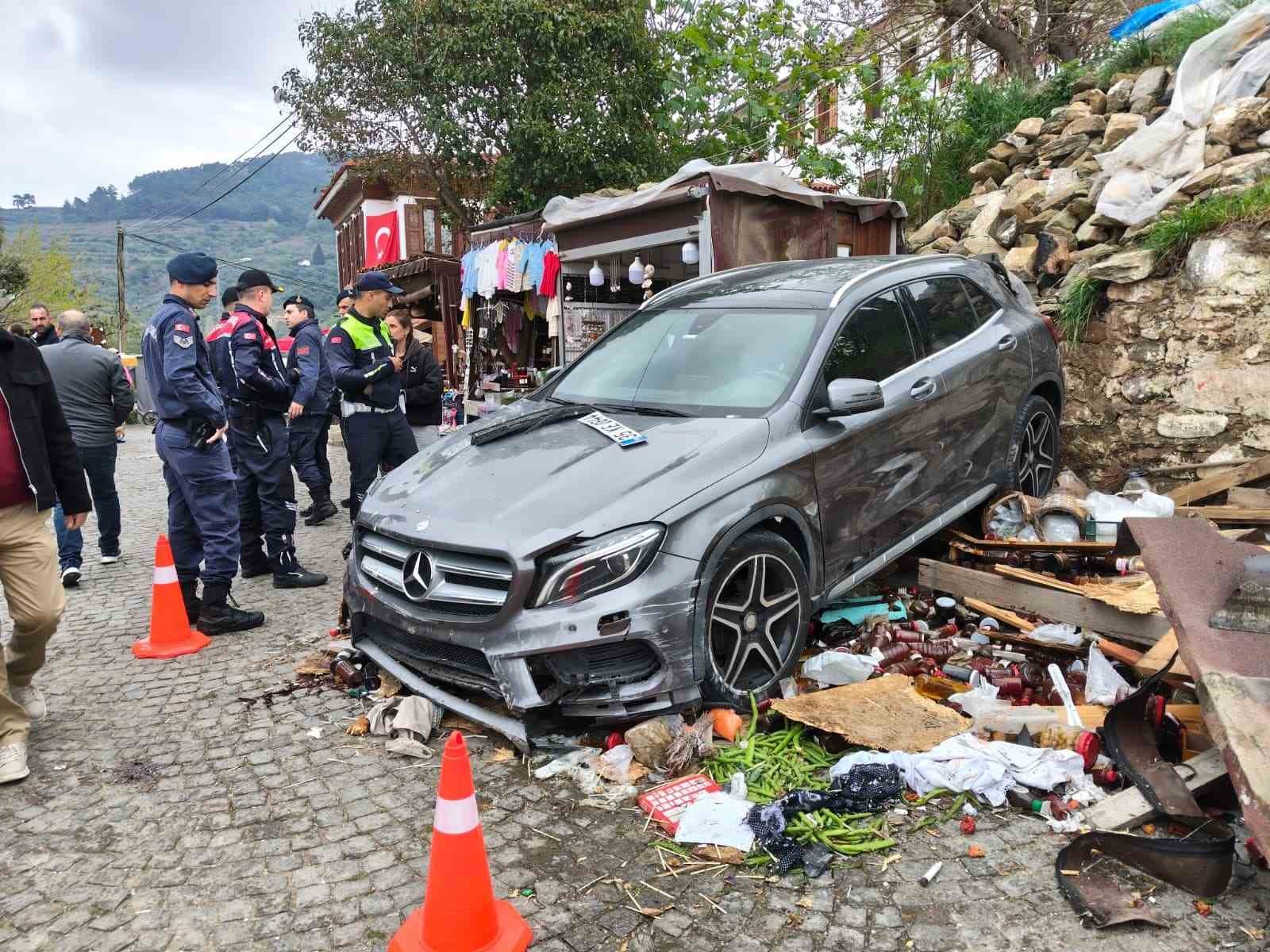 Otomobil tezgahın &uuml;zerine u&ccedil;tu: 1 yaralı

