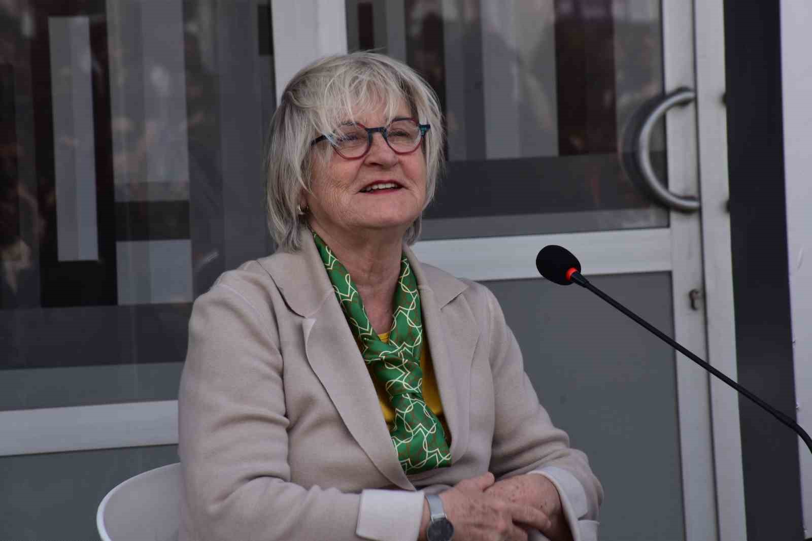 İlber Ortaylı, İzmir&rsquo;de adını taşıyan k&uuml;t&uuml;phane &ouml;n&uuml;nde anıldı
