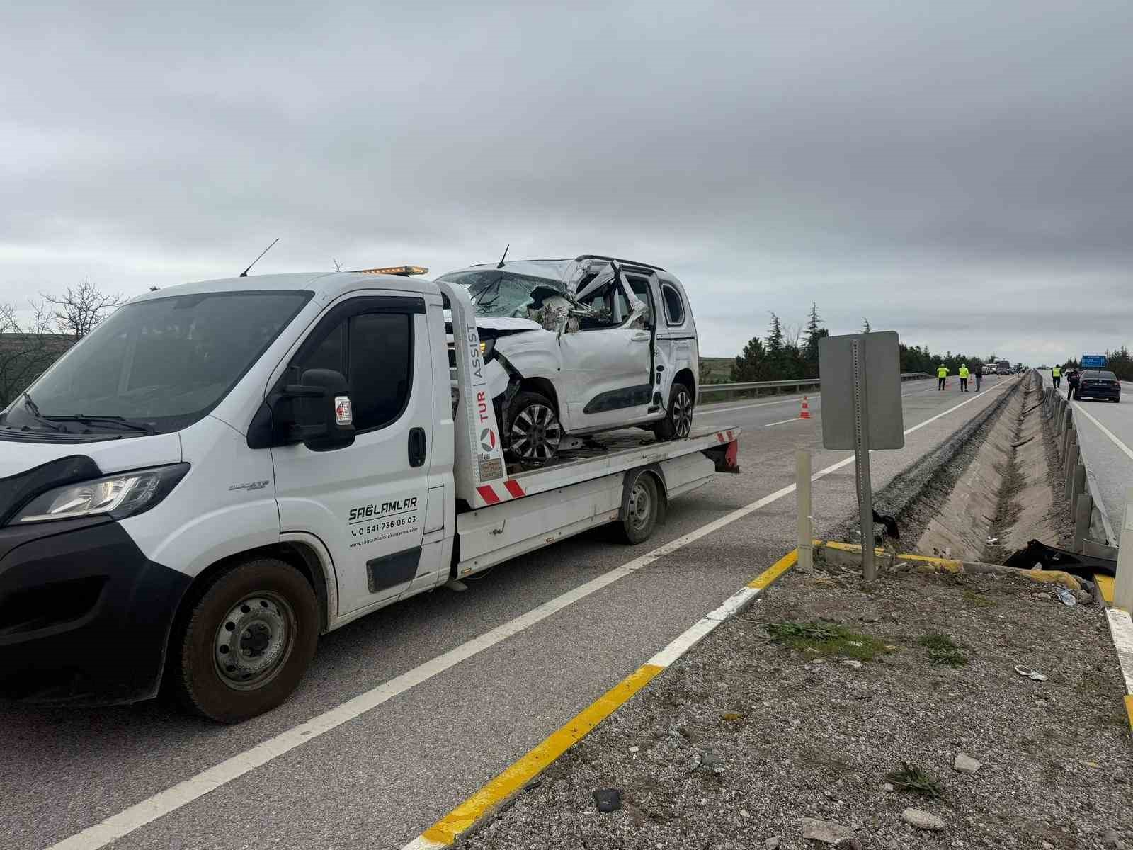 Ref&uuml;je girip yan yatan ara&ccedil;ta 1kişi &ouml;ld&uuml;, 2 kişi yaralandı
