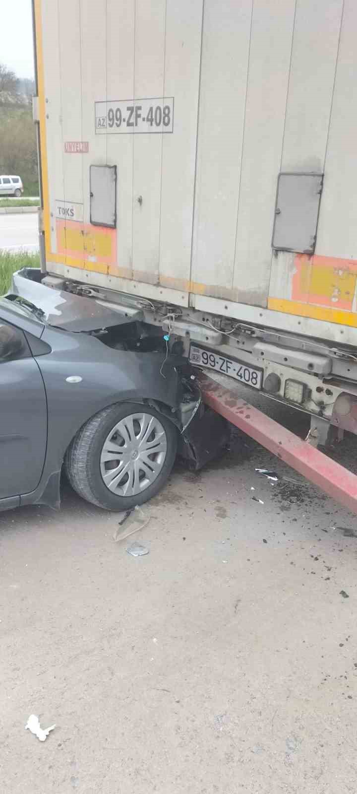 Otomobil park halindeki tıra &ccedil;arptı: 5 yaralı
