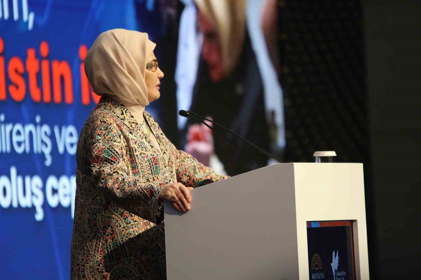 Emine Erdoğan, "Filistin İ&ccedil;in Tek Y&uuml;rek" temalı programa katıldı
