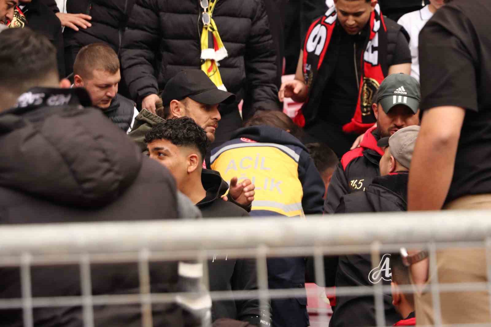 Trib&uuml;nde epilepsi n&ouml;beti ge&ccedil;iren taraftara sağlık ekipleri m&uuml;dahale etti
