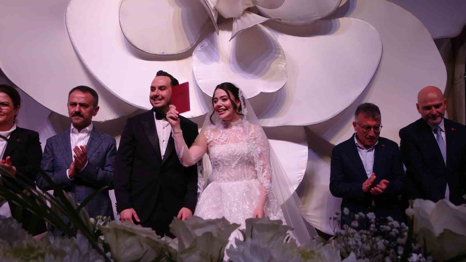 Nikah t&ouml;reni siyaset camiasını bir araya getirdi
