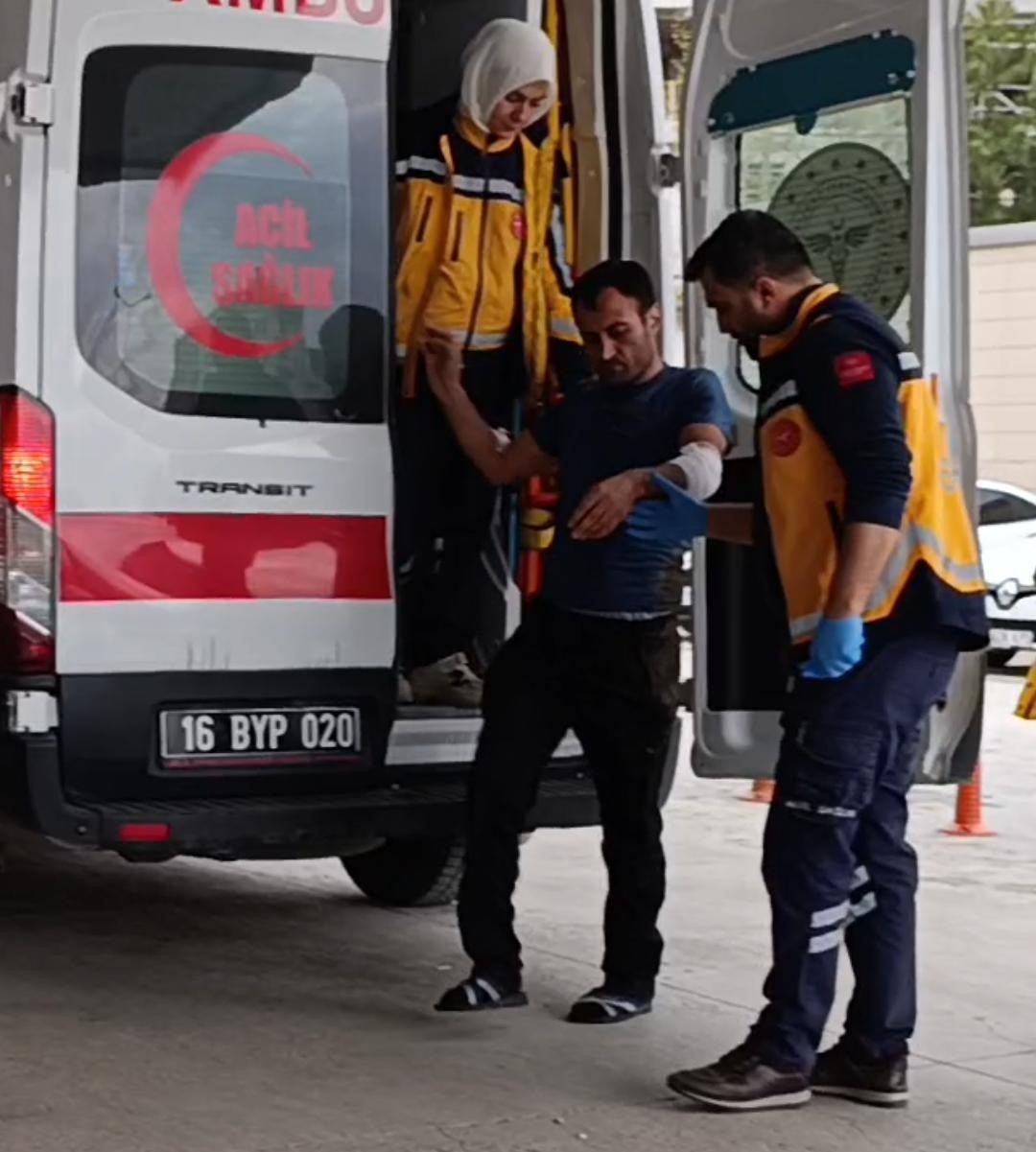 İneg&ouml;l&rsquo;de su y&uuml;kl&uuml; tır yamaca devrildi: 1 yaralı
