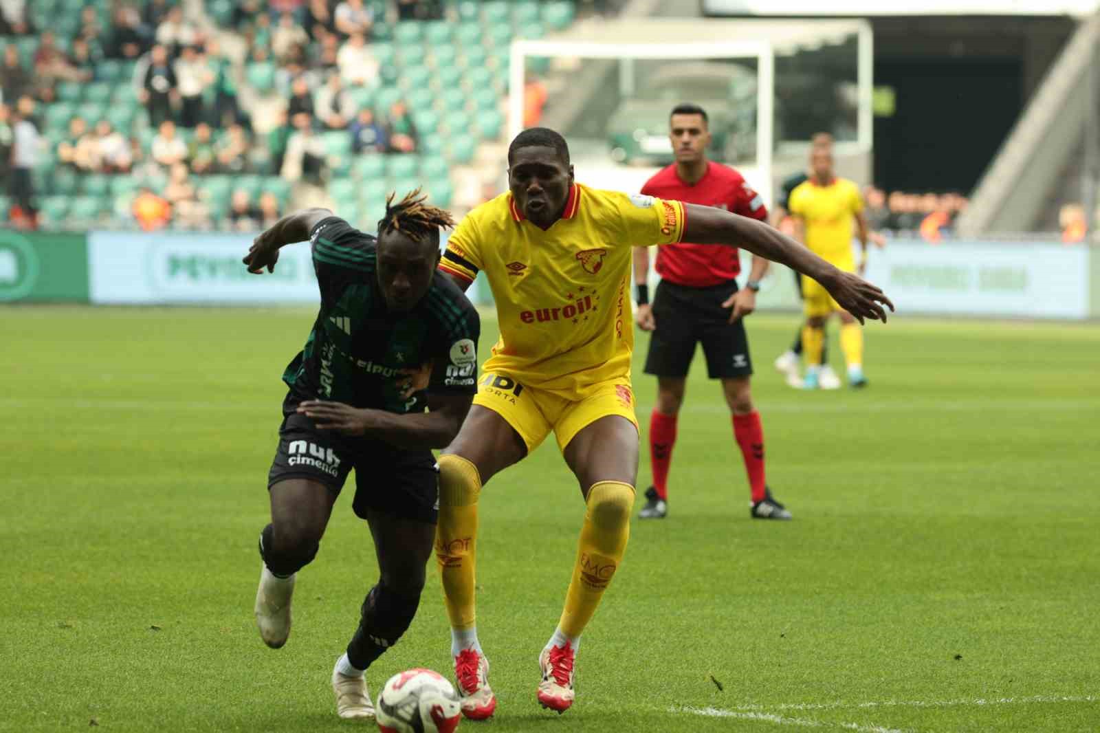 Trendyol S&uuml;per Lig: Kocaelispor: 0 - G&ouml;ztepe: 1 (İlk yarı)
