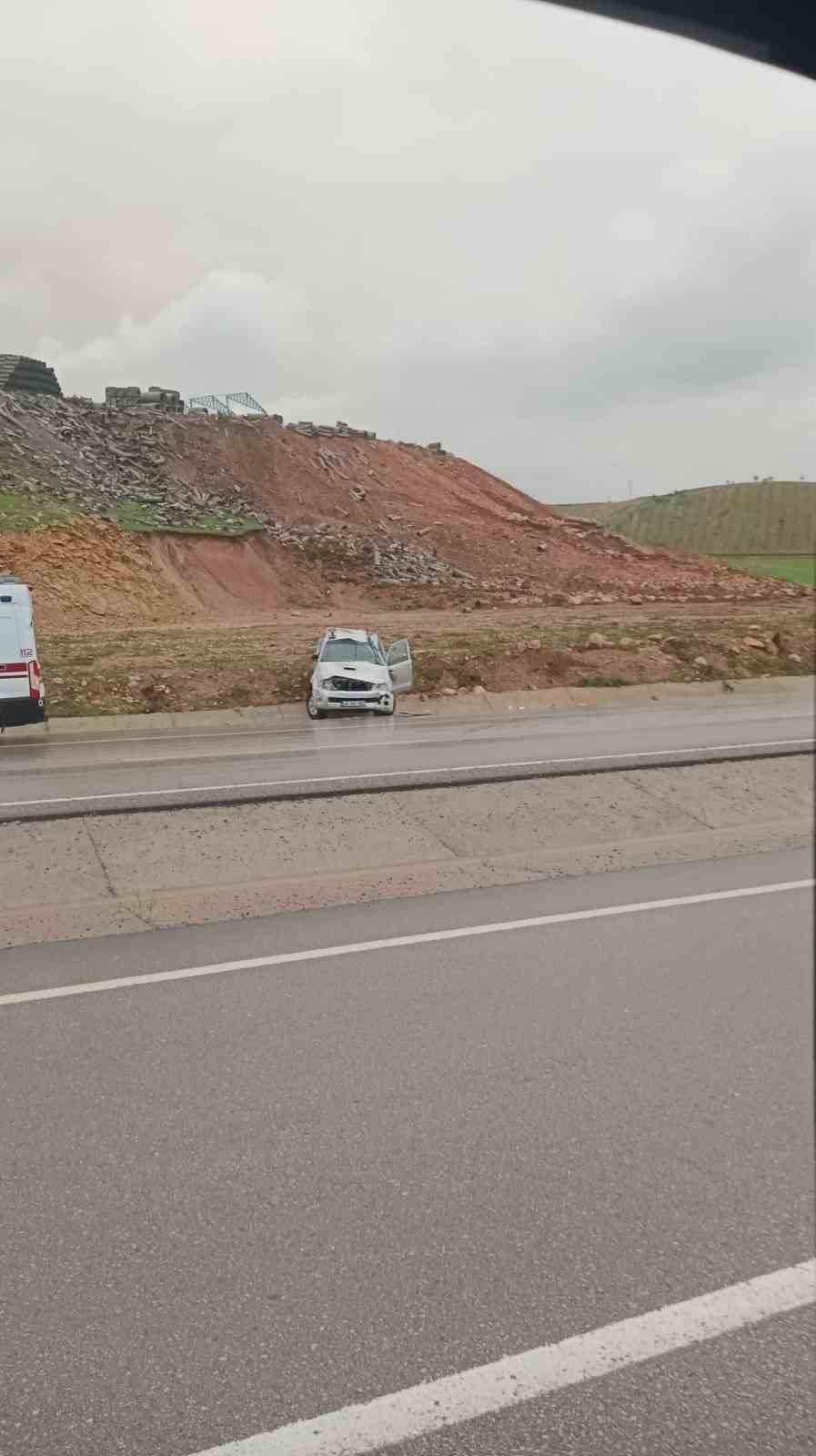 Siirt&rsquo;te ara&ccedil; takla attı: 2 yaralı
