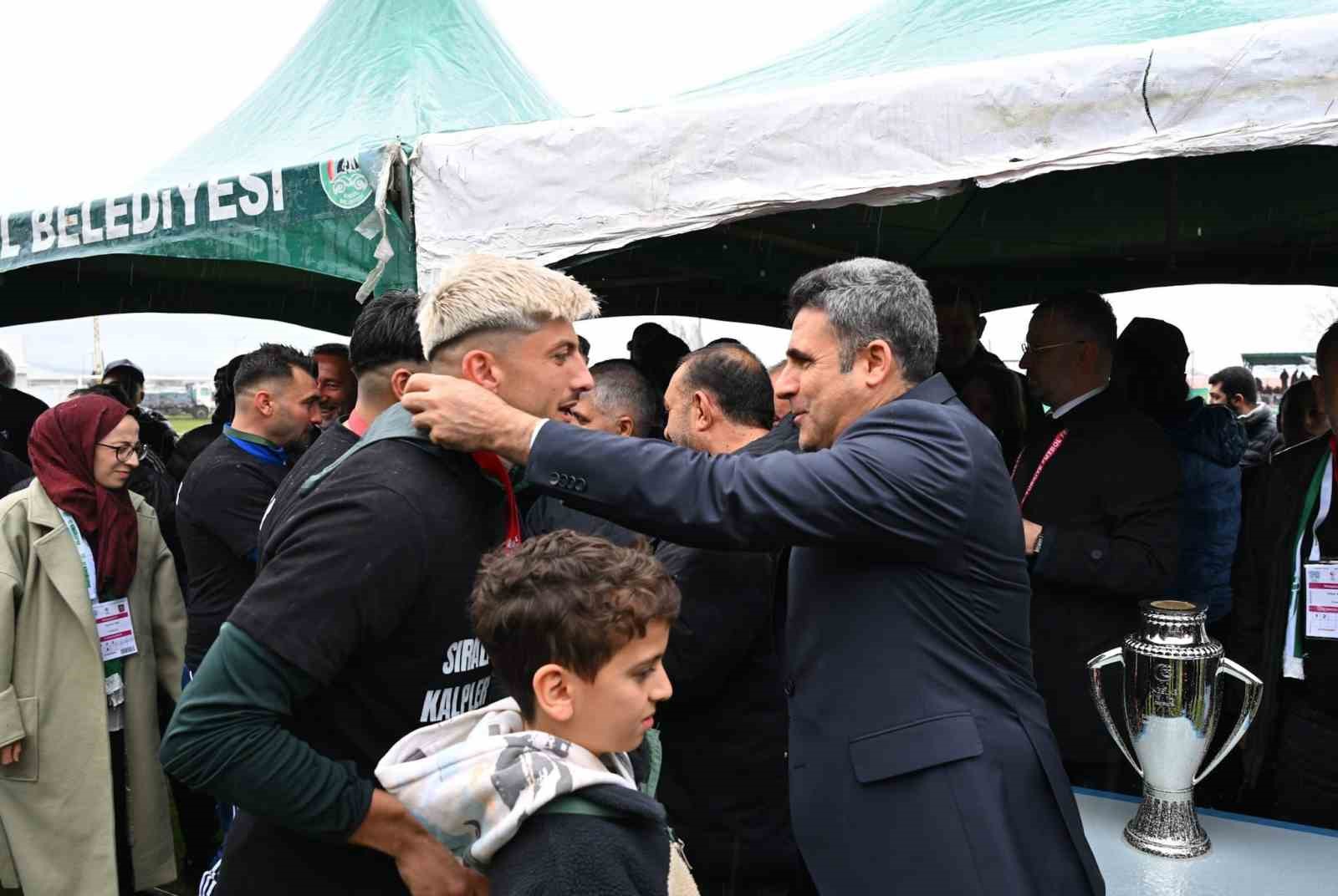 12 Bing&ouml;lspor kupayı evinde kaldırıldı
