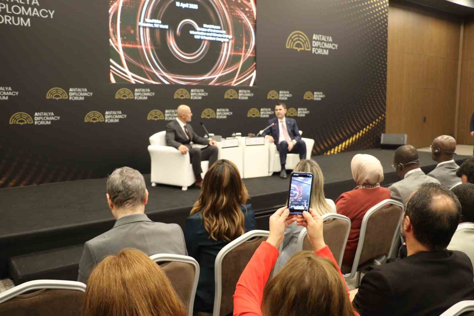 Bakan Murat Kurum&rsquo;dan yeniden inşa i&ccedil;in T&uuml;rkiye&rsquo;den k&uuml;resel seferberlik mesajı
