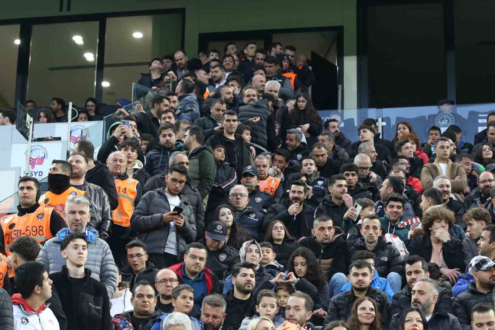 Gen&ccedil;lerbirliği - Galatasaray ma&ccedil;ında VIP trib&uuml;nde izdiham
