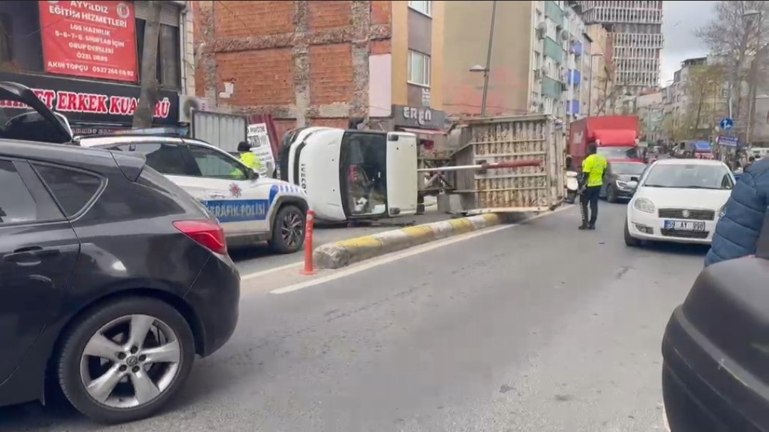Kağıthane&rsquo;de kamyon yan yattı
