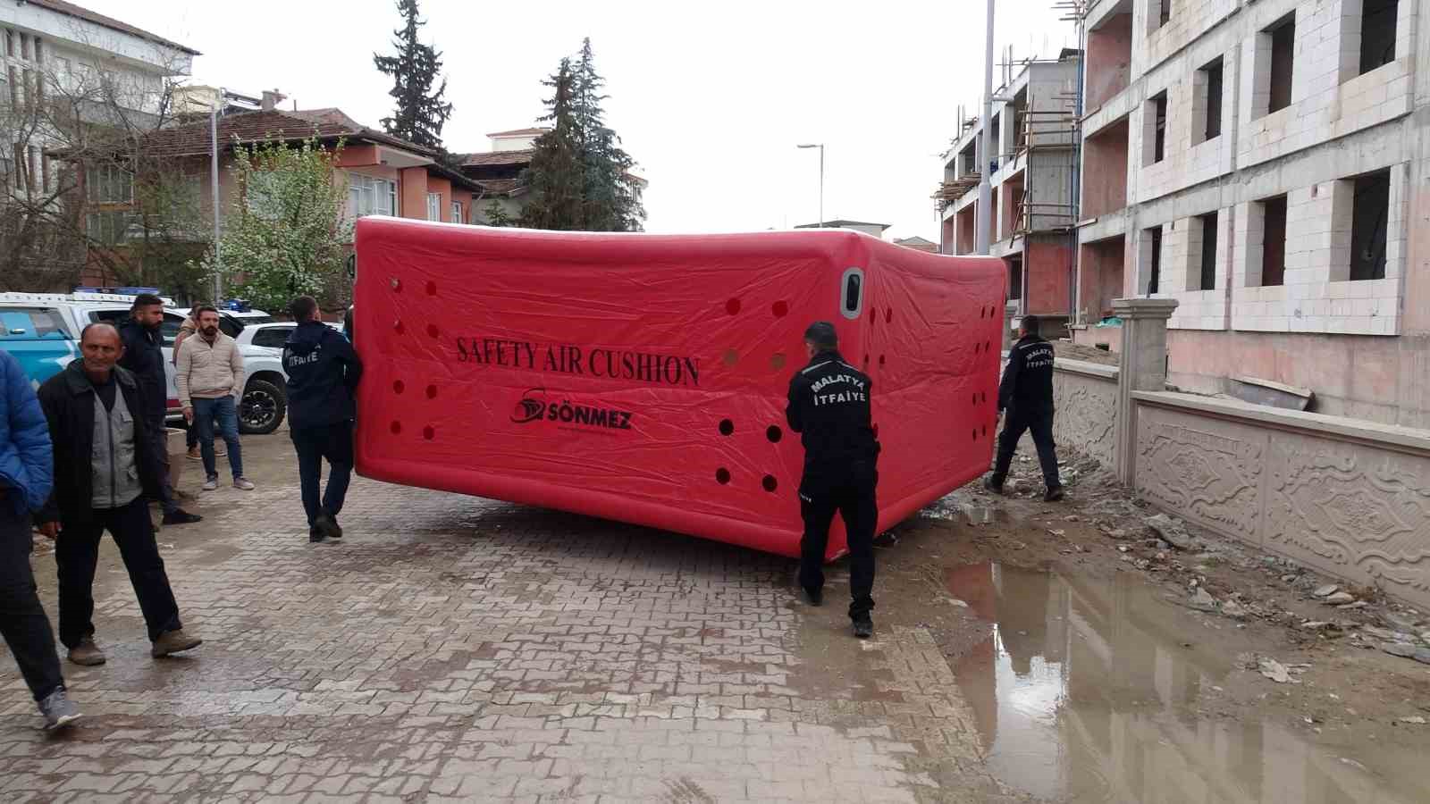 Parasını alamayınca eylem i&ccedil;in inşaata &ccedil;ıkan iş&ccedil;iyi polis ikna etti
