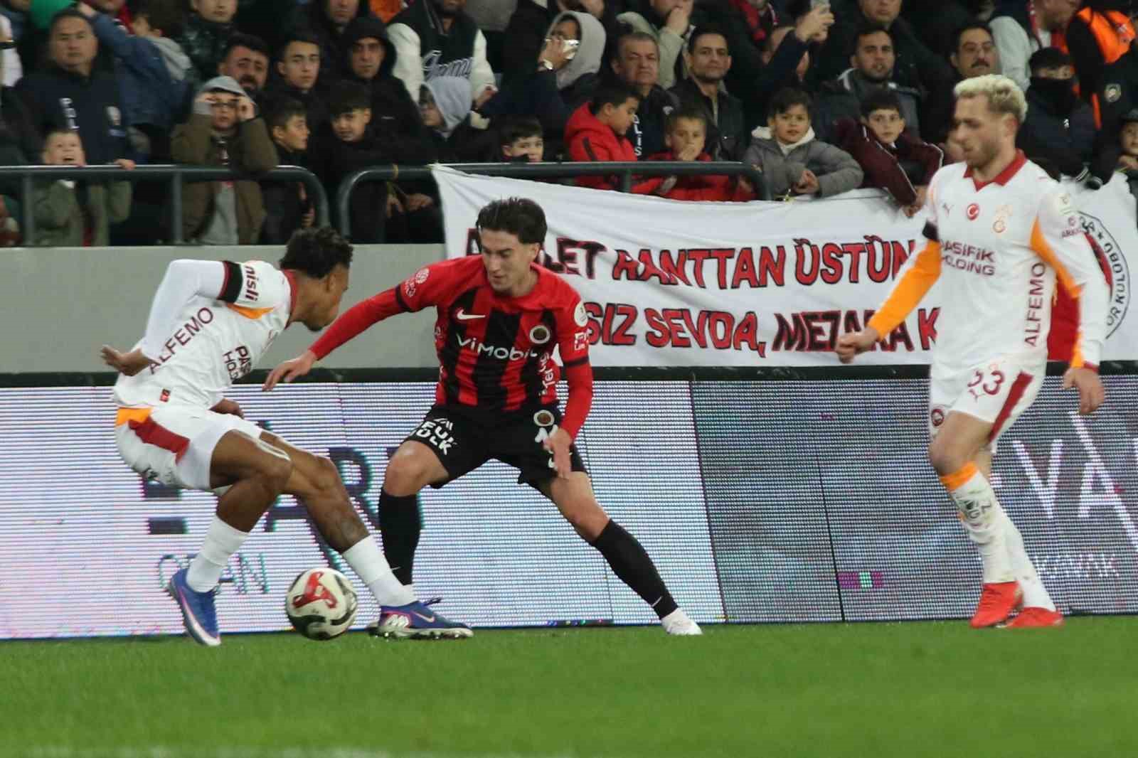 Trendyol S&uuml;per Lig: Gen&ccedil;lerbirliği: 0 - Galatasaray: 2 (İlk yarı)
