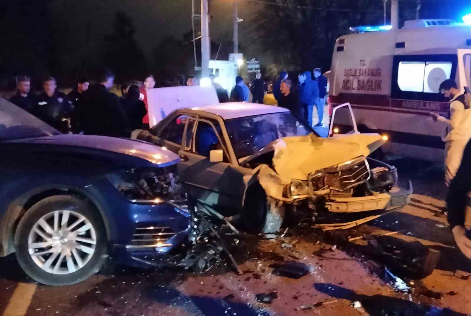 İki otomobilin &ccedil;arpıştığı kazada 5 kişi yaralandı
